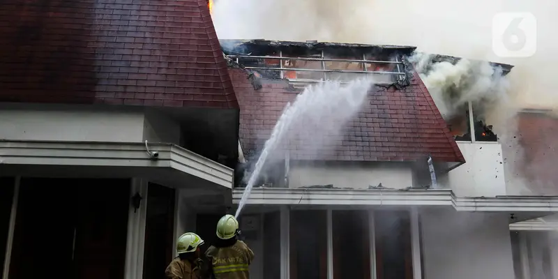 Rumah Mewah di Menteng Jakarta Pusat Hangus Terbakar
