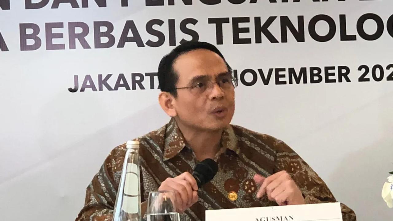"Jadi kami betul-betul menjaga agar industri ini berjalan dengan baik, bermanfaat bagi masyarakat luas dan perekonomian kita," katanya.