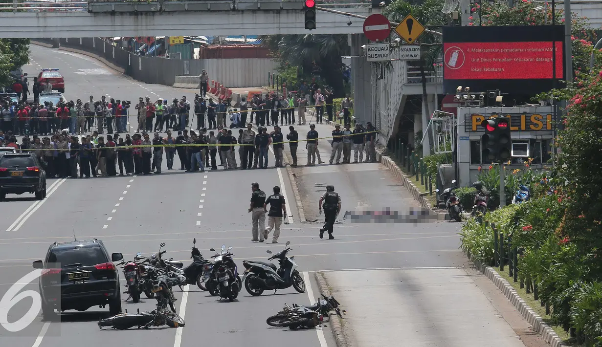 Suasana kondisi lokasi penembakan dan ledakan bom di sarinah, Jakarta, Kamis (14/1). Hingga saat ini polisi kondisi di lokasi masih menegangkan. (Liputan6.com/Angga Yuniar)
