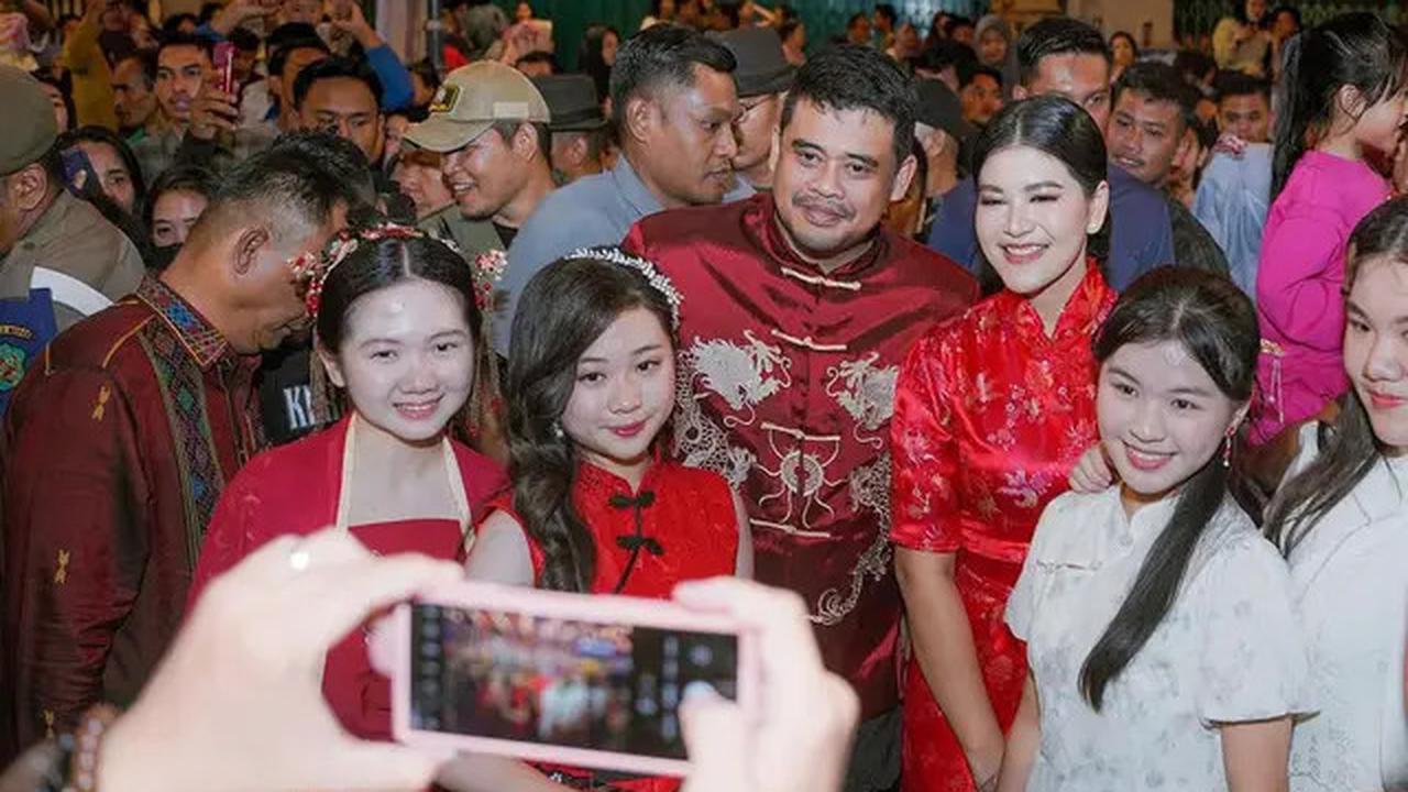 OOTD Kece Kahiyang Ayu Padukan Heels Rp20 Jutaan dengan Busana Etnik Karya Desainer Lokal
