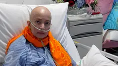 Artis senior Yana Zein terbaring di Rumah Sakit Siloam, Jakarta Selatan, Kamis (29/12). Cukup lama tak terdengar, Yana Zein rupanya mengidap penyakit kanker payudara stadium 4. (Liputan6.com/Herman Zakharia)