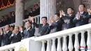 Pemimpin Korea Utara Kim Jong-un (tengah) melambaikan tangan dari balkon saat dia menghadiri parade untuk merayakan ulang tahun ke-110 mendiang pendiri Korea Utara Kim Il-sung di Kim Il-sung Square, Pyongyang, Korea Utara, 15 April 2022. (Korean Central News Agency/Korea News Service via AP)
