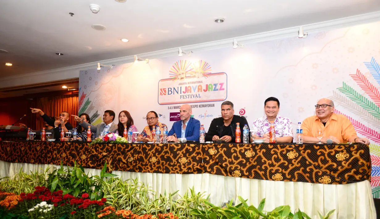 Beberapa penyanyi Jazz lokal pun turut berkolaborasi dengan penyanyi luar, seperti Dira Sugandi feat.  Jazz Orchestra ot the Concertgebouw, Kamal Musallam World Peace Trio feat. Dwiki Darmawan, dan lainnya. (Adrian Putra/Bintang.com)