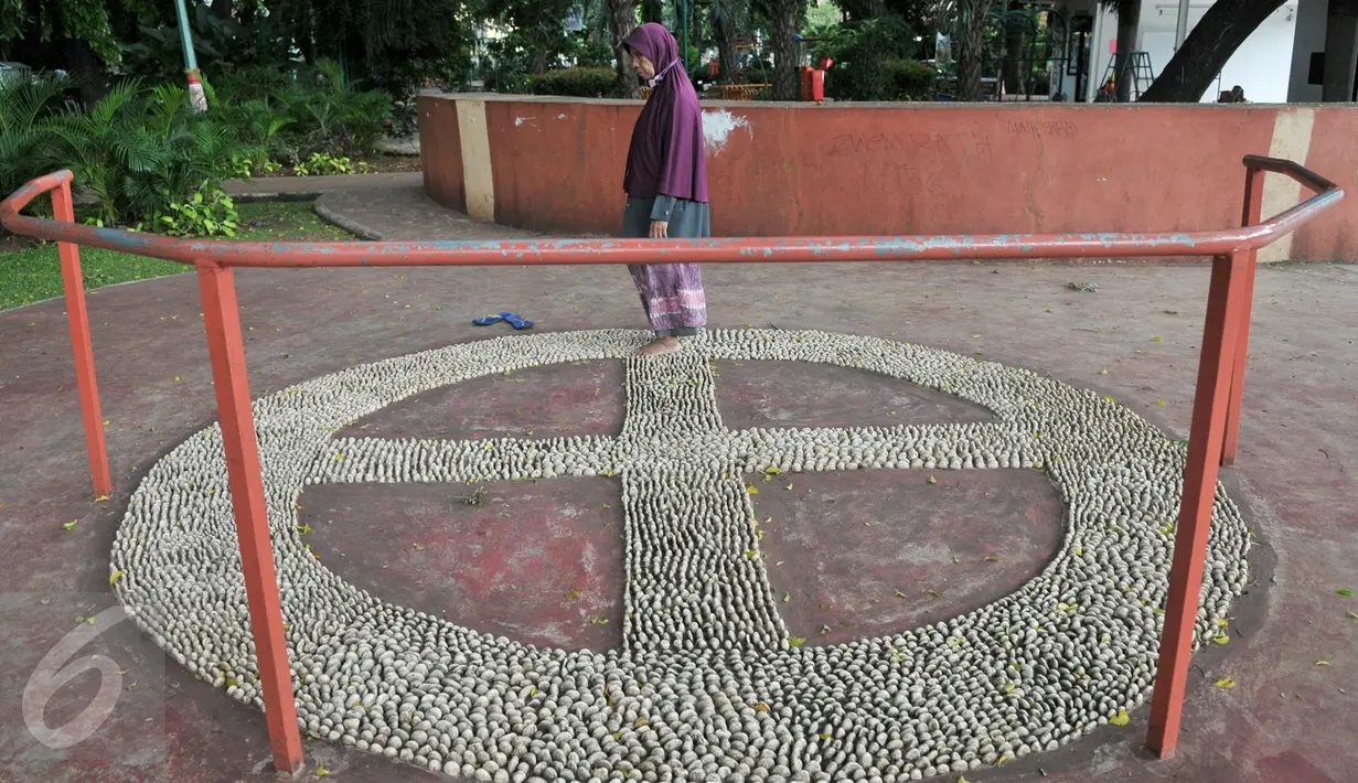 Lansia memanfaatkan fasilitas track jalan kaki di RPTRA Amir Hamzah, Pengangsaan, Menteng, Jakarta Pusat, Rabu (1/3). Pemprov DKI Jakarta ajak kembali pihak swasta berkontribusi membangun RPTRA melalui program CSR. (Liputan6.com/Yoppy Renato)