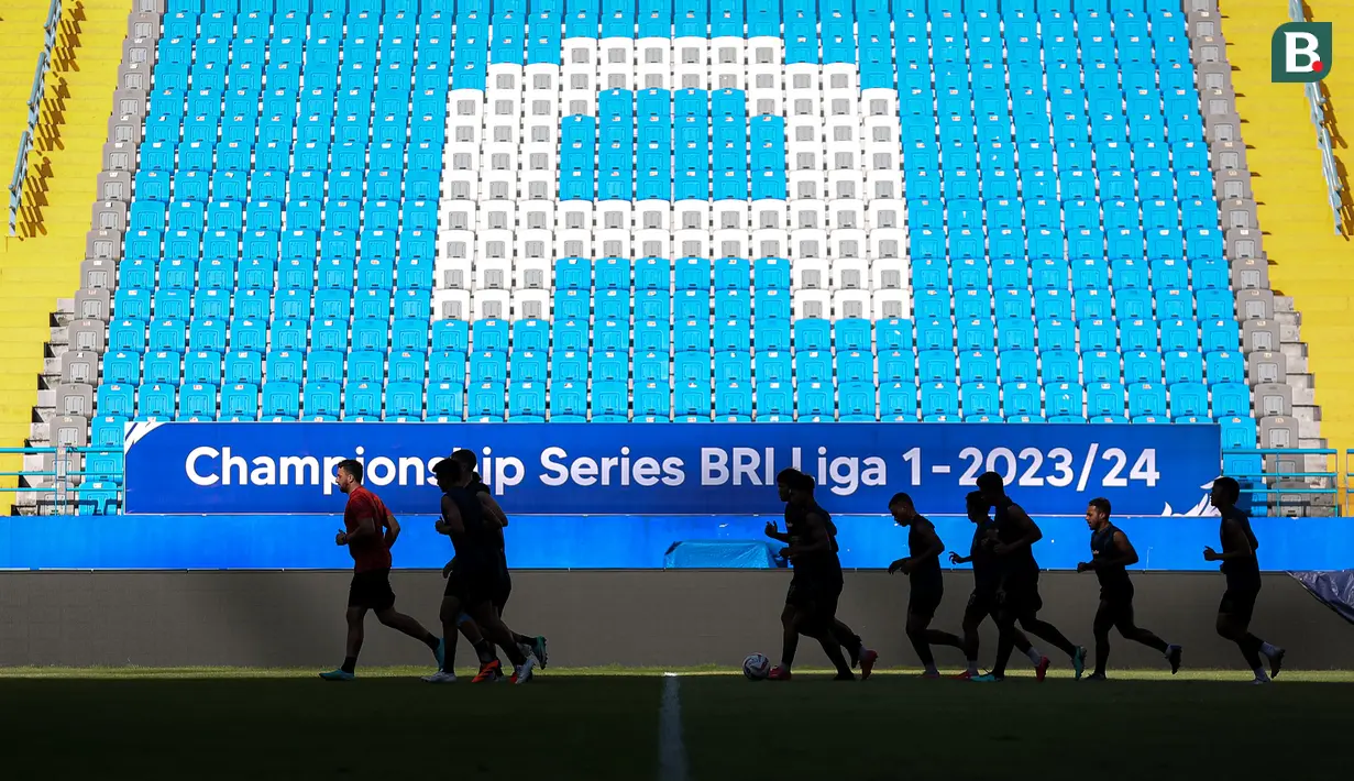 Skuad Borneo FC melakukan jogging saat sesi official training di Stadion Batakan, Balikpapan, Sabtu (18/5/2024) jelang laga leg kedua semifinal Championship Series BRI Liga 1 2023/2024 pada Minggu, 19 Mei 2024. (Bola.com/Bagaskara Lazuardi)