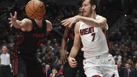 Guard Miami Heat Goran Dragic (kanan) mengumpan bola pada laga NBA melawan Portland Trail Blazers di Moda Center, Senin (12/3/2018) atau Selasa (13/3/2018) WIB. (AP Photo/Steve Dykes)
