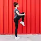 Salah satu latihan sederhana untuk  menjaga keseimbangan tubuh yang bisa kamu coba di rumah adalah single leg stand. [Dok/freepik.com]
