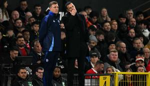 Direktur teknik Manchester United asal Skotlandia, Darren Fletcher (kiri), berbicara dengan pelatih kepala sementara Manchester United asal Belanda, Ruud van Nistelrooy, selama pertandingan Liga Europa, Phase League antara Manchester United dan PAOK Thessaloniki di stadion Old Trafford di Manchester, barat laut Inggris, pada 7 November 2024. (Oli SCARFF/AFP)