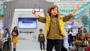 Seorang anak laki-laki dengan down syndrome ambil bagian di atas catwalk pekan mode Petite Fashion Week di Madrid, 6 Oktober 2017. Model mungil itu berasal dari Garrigou Foundation, tempat pendidikan untuk anak-anak berkebutuhan khusus (GABRIEL BOUYS/AFP)