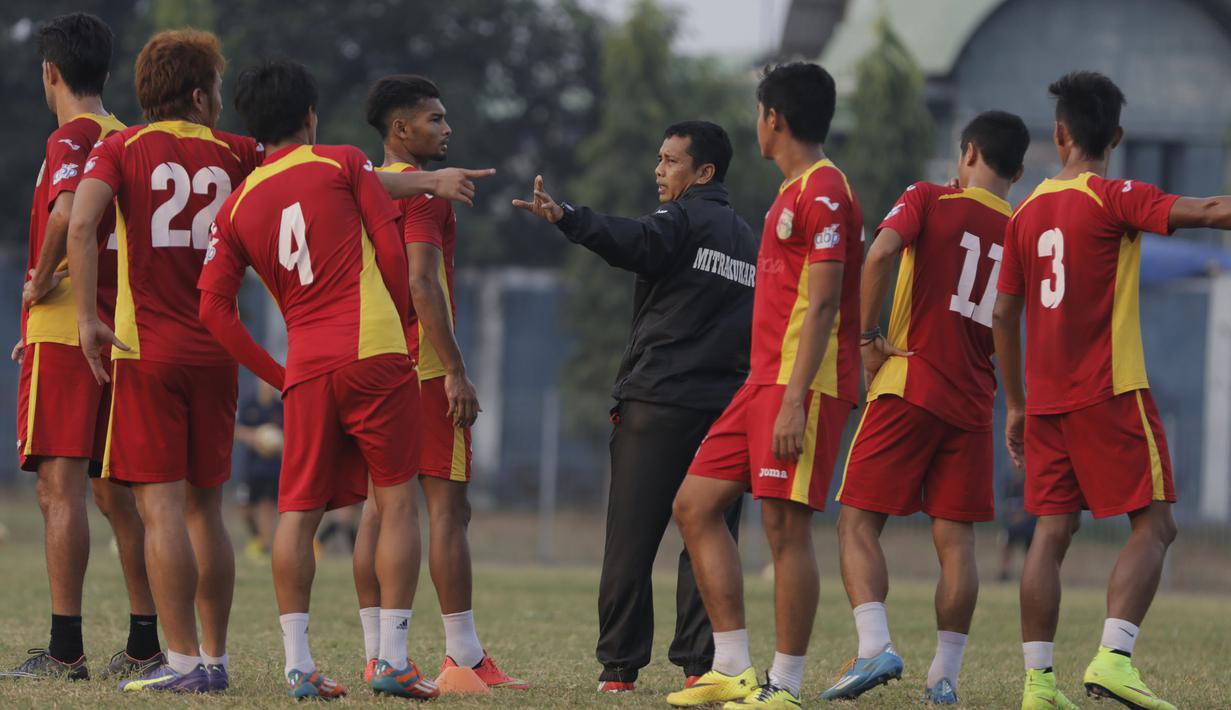 Pelatih Mitra Kukar, Jafri Sastra memimpin latihan jelang laga perebutan juara ketiga Piala Presiden melawan Arema Cronus di Lapangan Bea Cukai, Jakarta, Senin (12/10/2015). (Bola.com/Vitalis Yogi Trisna)