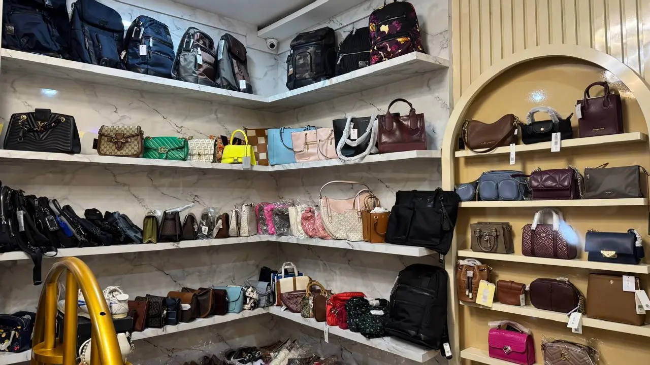 Butik tas branded. (Foto: Liputan6.com/Jayadi Supriyadin)