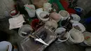 Pisau tajam yang akan digunakan untuk menyembelih hewan kurban dalam perrayaan Idul Adha di sebuah lokakarya di Kota Gaza, 28 Juli 2020.  Idul Adha merupakan salah satu tanggal penting dalam kalender Islam. (AP Photo/Hatem Moussa)