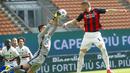 Ekspresi kecewa striker AC Milan, Zlatan Ibrahimovic, saat melawan Sampdoria pada laga Liga Italia di Stadion San Siro, Minggu (4/4/2021). Kedua tim bermain imbang 1-1. (AP Photo/Antonio Calanni)