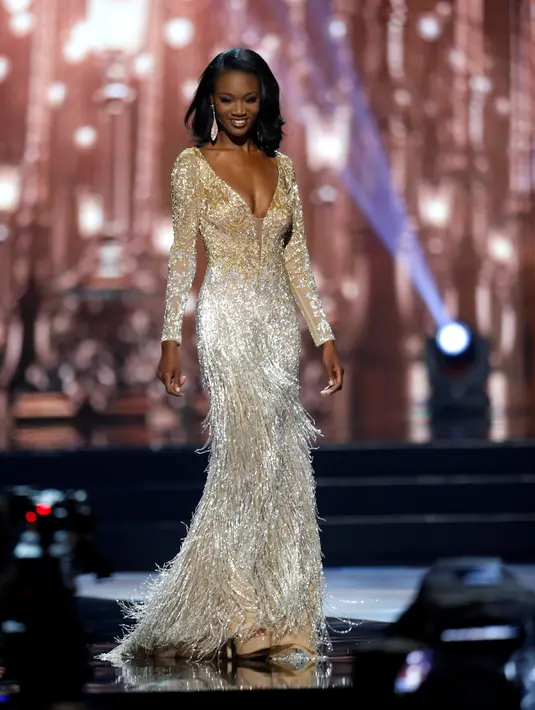 Penampilan Miss District of Columbia, Deshauna Barber pada sesi gaun malam di kontes Miss USA 2016, di Las Vegas, (5/6). Kini 8 tahun berlalu, akhirnya  Miss USA 2016 kembali memilih pemenang Black Beauty-nya yaitu Deshauna Barber. (REUTERS/Steve Marcus)