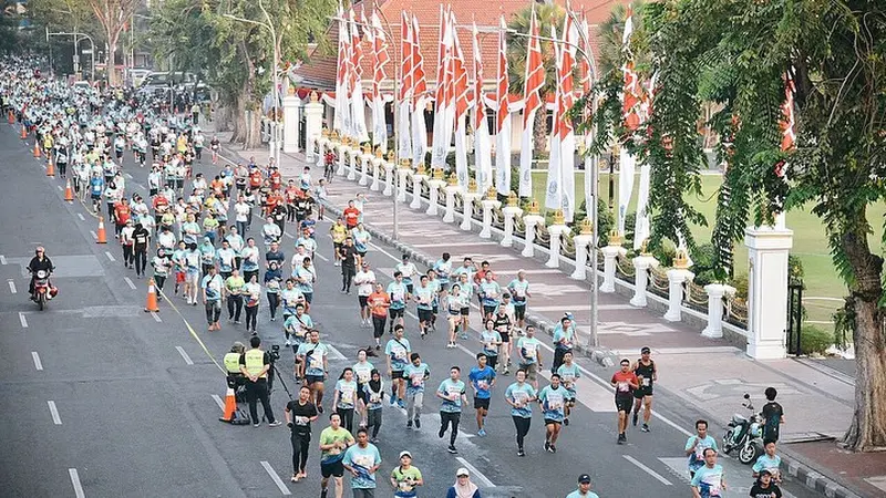 6 Potret Kemeriahan Surabaya Marathon 2019