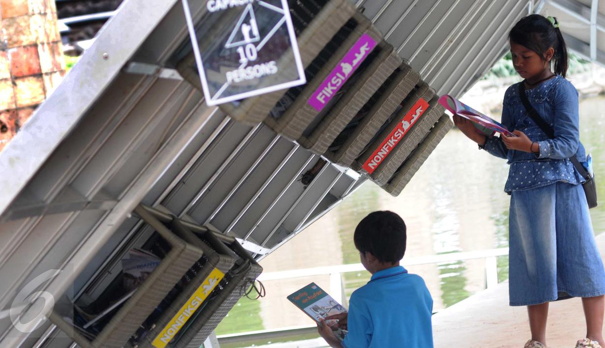 Sejumlah anak sedang membaca di perpustakaan mini 'Ayodya Script' di Taman Ayodya, Jaksel (22/12/2015). Dinas Pertamanan dan Pemakaman DKI Jakarta mengagendakan banyak kegiatan seni dan edukasi di setiap taman di Jakarta. (Liputan6.com/Helmi Afandi)