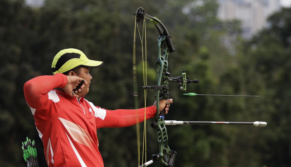 Pepanah compound beregu putra DKI Jakarta melepaskan busur panah saat Kejuaraan Nasional Panahan Prakualifikasi PON XX/2020 di Lapangan Panahan, Senayan, Jakarta, Selasa (24/9). Sebanyak 516 pepanah dari 30 provinsi bersaing untuk bisa lolos ke PON 2020 Papua. (Bola.com/Yoppy Renato)