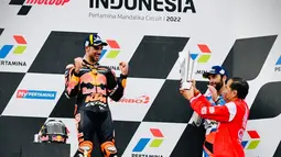 Presiden Joko Widodo memberikan piala kepada pemenang MotoGP Indonesia 2022 Miguel Oliveira di Sirkuit Mandalika, Lombok, Nusa Tenggara Barat, Minggu (20/3/2022). (Foto: Laily Rachev-Biro Pers Sekretariat Presiden)