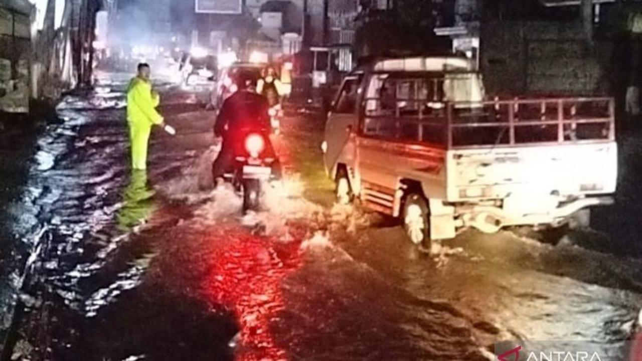 Banjir Bekasi Rendam Rawalumbu, Satlantas Polres Bekasi Kota Siaga Dini Hari