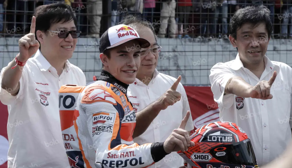 Marc Marquez berpose bersama petinggi Honda seusai menjajal lintasan Sirkuit Sentul sebanyak empat lap dengan motor New Honda CBR 250RR. Selasa (25/10/2016). (Bola.com/Reza Bachtiar)