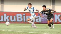 Pemain PSIS Semarang, Paulo Gali Freitas berusaha melewati pemain Dewa United, Agung Mannan pada laga pekan ke-8 BRI Liga 1 2023/2024 di Stadion Indomilk Arena, Tangerang, Senin (14/8/2023). PSIS Semarang menang telak 4-1 atas Dewa United. (Bola.com/M Iqbal Ichsan)