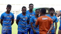 Pemain PBFC menyimak arahan pelatih Ricky Nelson jelang latihan resmi final Piala Presiden 2017 di Stadion Pakansari, Kab Bogor, Sabtu (11/3). Di final, PBFC akan melawan Arema FC, Minggu (12/3). (Liputan6.com/Helmi Fithriansyah) 