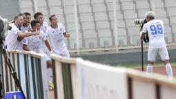 Para pemain Arema FC merayakan gol yang dicetak oleh Carlos Fortes saat melawan Persipura Jayapura dalam laga pekan ke-5 BRI Liga 1 2021/2022 di Stadion Madya, Jakarta, Rabu, (29/9/2021). Arema FC menang 1-0. (Bola.com/ M Iqbal Ichsan)