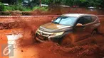 All New Pajero Sport  saat melakukan Test Drive and Ride`di Jakarta, Kamis (25/2). Dalam ajang test drive and ride juga turut menghadirkan  Pereli Paris Dakar, Hiroshi Matsuoka serta pereli nasional, Rifat Sungkar. (Liputan6.com/Angga Yuniar)