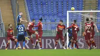 Bek Inter Milan, Milan Skriniar, mencetak gol ke gawang AS Roma pada laga Liga Italia di Stadion Olimpico, Roma, Minggu (10/1/2021). Kedua tim bermain imbang 2-2. (AP Photo/Gregorio Borgia)
