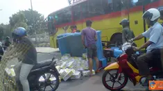 Citizen6, Jakarta: Bus Transjakarta arah Pulogadung menabrak sepeda motor di Jalan WR Supratman, Cempaka Putih, Jakarta Pusat, tepatnya depan Hotel Cempaka, Kamis (9/6). (Pengirim: Suhartati)
