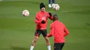 Pemain depan Atletico Madrid Antoine Griezmann ambil bagian dalam sesi latihan di Madrid, menjelang matchday kelima Grup B Liga Champions melawan AC Milan, Selasa (23/11/2021). Atletico dan AC Milan berjuang meraih tiket ke babak 16 besar Liga Champions pada Kamis dini hari WIB. (OSCAR DEL POZO/AFP)