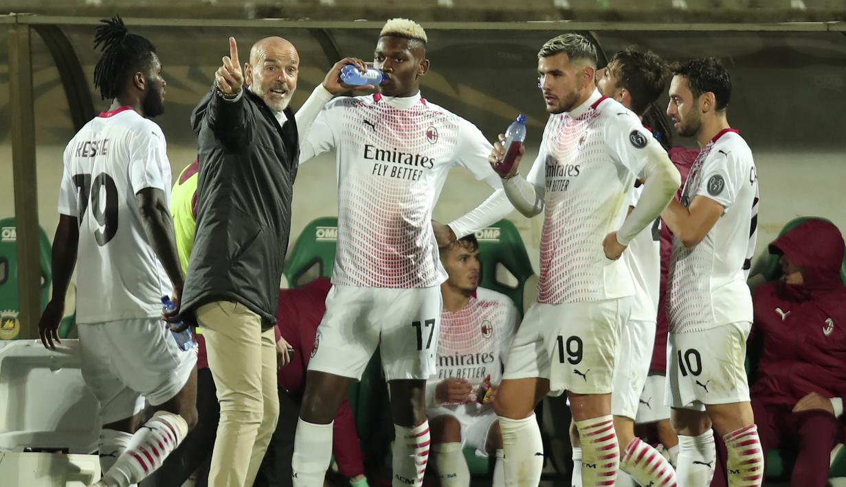 Pelatih AC Milan, Stefano Pioli, memberikan arahan kepada pemainnya saat menghadapi Rio Ave pada laga play-off Liga Europa 2020/2021 di Estadio Dos Arcos, Jumat (2/10/2020) dini hari WIB. AC Milan menang dengan skor 9-8 atas Rio Ave lewat adu penalti. (AP Photo/Luis Vieira)