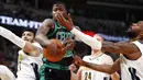 Aksi pemain Boston Celtics, Terry Rozier (tengah) melewati kepungan pemain Denver Nuggets pada laga NBA basketball game di Pepsi Center, Denver, (29/1/2018). Celtics menang 111-110. (AP/David Zalubowski)