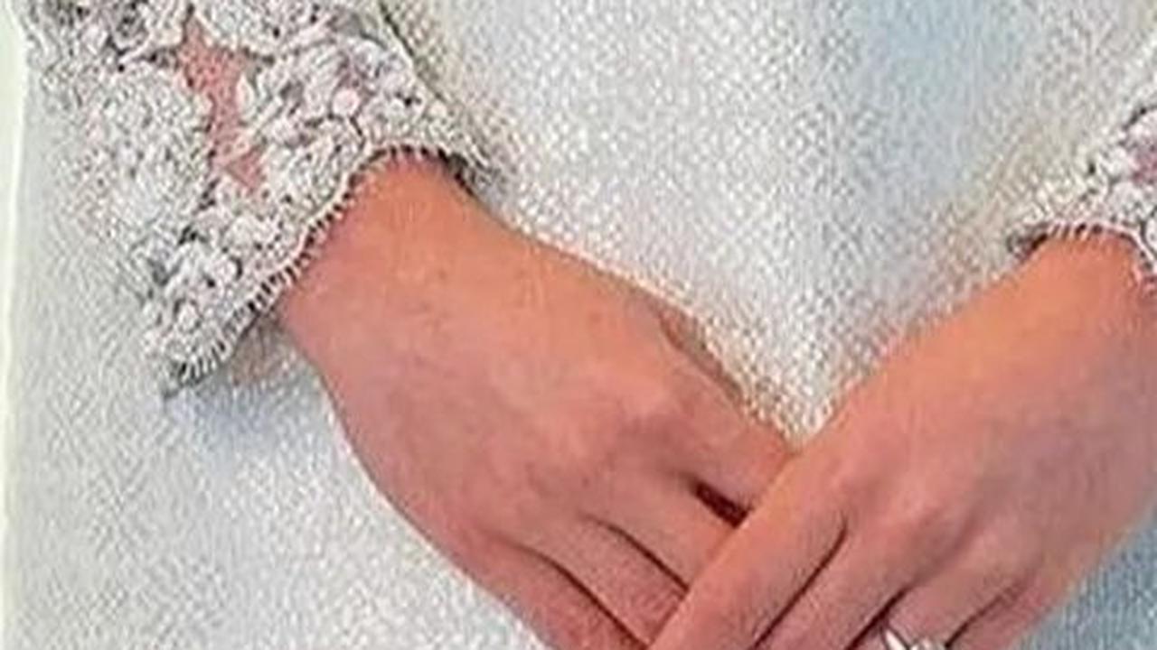 Tak hanya penampilannya yang menarik perhatian, cincin berlian yang melingkar di jari manisnya juga menjadi pusat sorotan.