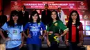 Beberapa model menggunakan kaos tim berpose bersama saat peluncuran Torabika Soccer Championship 2016 di Hotel Mulia, Jakarta, Senin (18/4/2016). TSC diikuti 18 klub sepakbola professional se-Indonesia. (Liputan6.com/Helmi Fithriansyah)