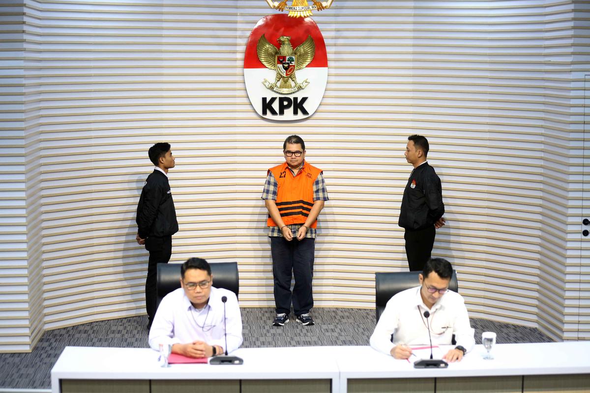 FOTO: KPK Tahan Eks Dirut PGN Hendi Prio Santoso dalam Kasus Jual Beli Gas