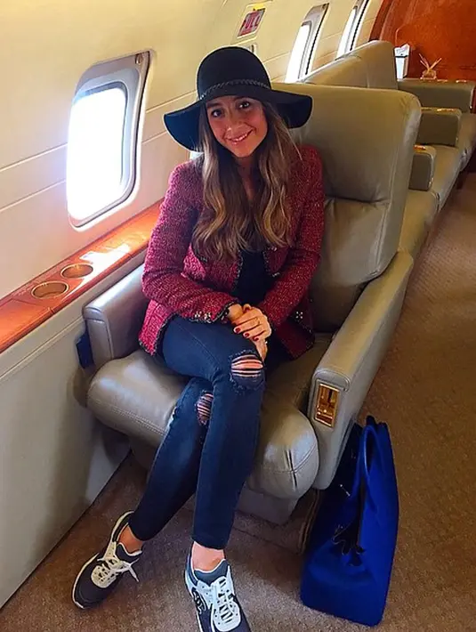 Sosialita Turki, Mina Basaran berpose di dalam jet pribadinya. Kecelakaan pesawat yang melibatkan Mina terjadi setelah dia pulang usai pesta melepas masa lajang di Dubai, Uni Emirat Arab. (Instagram/@minabasaran)
