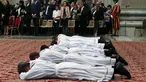 Sejumlah Imam baru yang telah ditahbiskan berbaring di Basilika Santo Petrus yang dipimpin oleh Paus Francis di Vatikan, 17 April 2016. Berbagai proses dilewati para Imam baru ini untuk menjadi Imam di Vatikan. (REUTERS / Alessandro Bianchi)