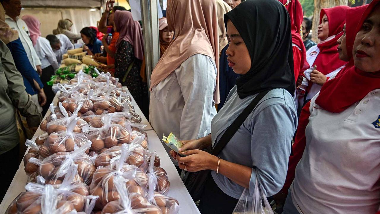 FOTO: Antrean Panjang di Surabaya, 10 Ton Beras Murah Ludes Diserbu Warga