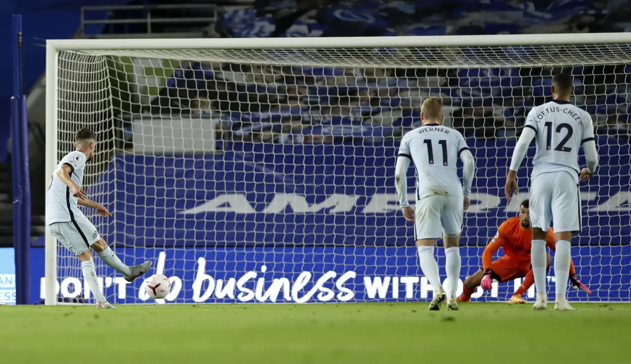 Gelandang Chelsea,  Jorginho mencetak gol lewat titik penalti saat bertanding melawan Brighton & Hove Albion pada pertandingan Liga Inggris di Stadion Falmer di Brighton, Inggris, Senin, (14/9/2020). Chelsea menang telak 3-1 atas Brighton. (Peter Cziborra/Pool via AP)