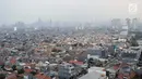 Kondisi langit kota Jakarta dilihat dari lantai 15 Graha BNPB sekitar pukul 13.00 WIB, Kamis (4/7/2019). Pada Kamis (4/7) sekitar pukul 07.00 WIB, kualitas udara Jakarta terpantau di angka 186 AQI, dengan angka itu, kualitas udara mencapai status tidak sehat. (Liputan6.com/Helmi Fithriansyah)