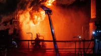 Api membubung dari kilang Chevron di El Segundo, California, Kamis, 2 Oktober 2025. (Foto AP/Ethan Swope)