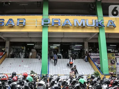 Suasana di Pasar Pramuka, Jakarta, Rabu (2/2/2022). Seiring melonjaknya kasus COVID-19 di Jakarta, daya beli obat-obatan serta perlengkapan medis di Pasar Pramuka kembali mengalami peningkatan. (merdeka.com/Iqbal S. Nugroho)