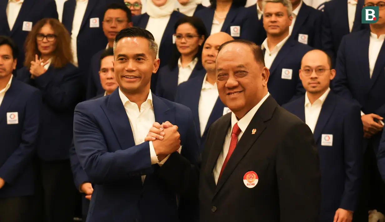 Anindya Bakrie (kiri) resmi dilantik menjadi Ketua Umum Federasi Akuatik Indonesia oleh Ketua KONI, Marciano Norman (kanan) yang digelar di Hote JS Luwansa, bilangan Kuningan, Jakarta Selatan pada Senin (4/8/2025) sore WIB.