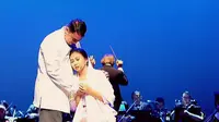 Kisah cinta Bacharuddin Jusuf Habibie dengan Hasri Ainun Besari dalam Opera Ainun yang dipentaskan pada 25 Mei 2017 di Theater Jakarta, TIM. (Opera Ainun Inc)