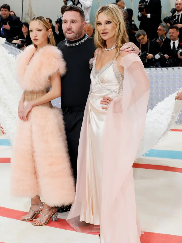 Tak Kalah Menawan, Song Hye Kyo Bersanding dengan Kate Moss dan Muse Fendi Lainnya di Met Gala 2023