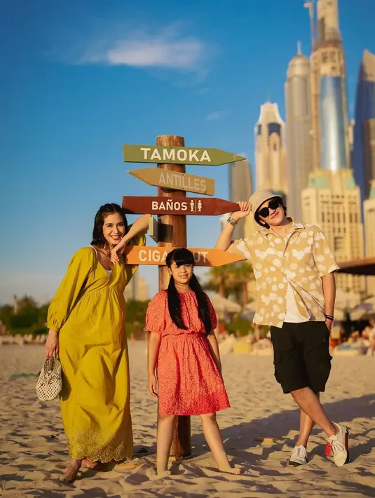Selama di Dubai, mereka kerap tampil kompak dengan padu padan outfit yang playful dan colorful.  [credit: IG: @marshatimothy/ @armanfebryan].