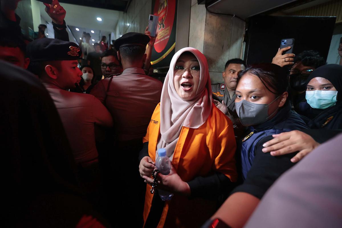 FOTO: Roy Suryo dan Dokter Tifa Dibawa ke Rumah Sakit Polri Usai Ditangkap