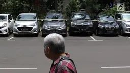 Barang bukti kasus sindikat pencurian kendaraan bermotor terparkir di Polda Metro Jaya, Jakarta, Kamis (14/3). Subdit 6 Ranmor Ditreskrimum Polda Metro Jaya menyita sebanyak 53 unit mobil berbagai merek. (Liputan6.com/Immanuel Antonius)