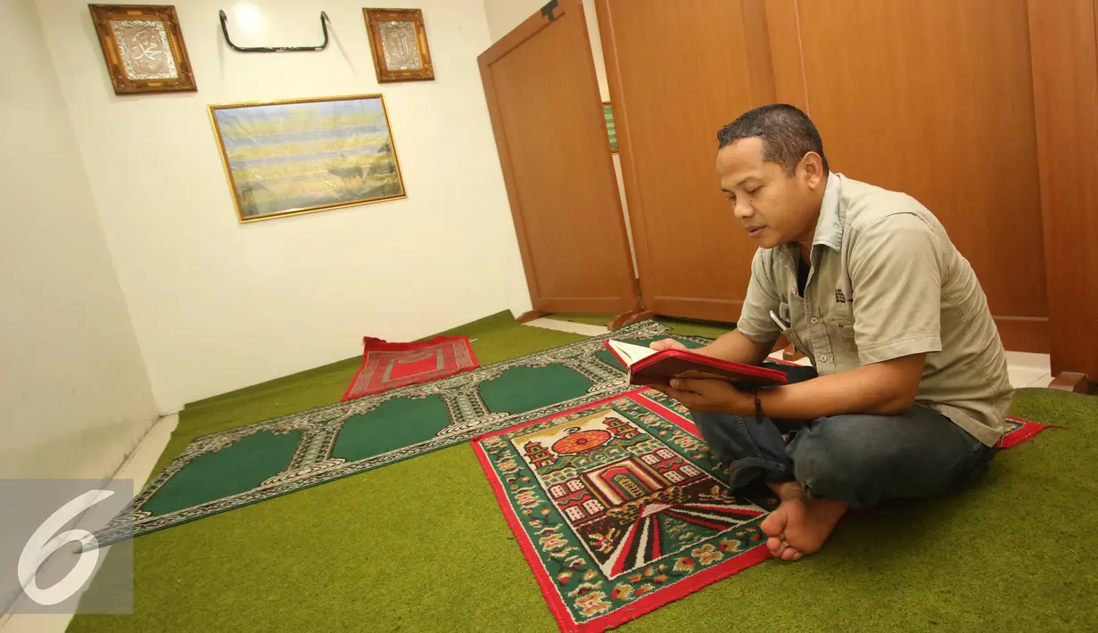 Konsumen membaca Al Quran di mushala SPBU Jalan Abdul Muis, Jakarta, Rabu (8/6). PT Pertamina (Persero) membuat program membaca 1 Juz Al Quran mendapatkan gratis 2 liter Pertalite di 5 SPBU di Jakarta. (Liputan6.com/Immanuel Antonius)